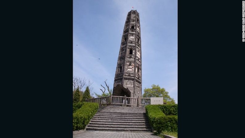 Pagoda Huzhu, Songjiang, China (1079) — Esta pagoda budista antigua fue construida en la montaña de Tianma en el condado de Songjiang, cerca de Shangai, China. La torre de 19 metros de altura tiene una inclinación obvia y se estima que se inclina más de 6,5 grados hacia el sureste.