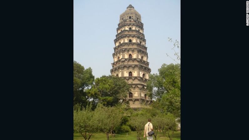 Pagoda de Yuan, provincia de Jiangsu, China (961) — También conocida como la pagoda de la colina del tigre por la montaña sobre la que fue construida, esta estructura de ladrillo de siete pisos tiene 47,5 metros de altura y una inclinación estimada de 3,5 grados.