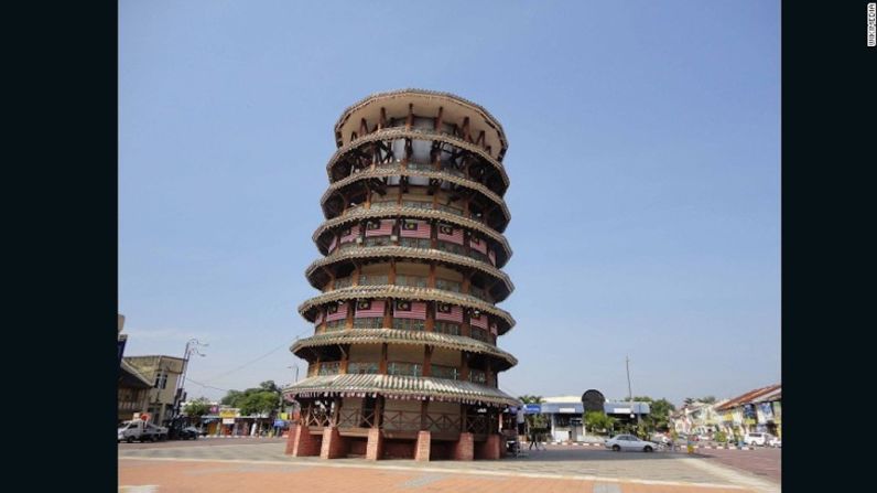 La torre inclinada de Teluk Intan, Perak, Malasia (1885) — Ahora un famoso lugar turístico, esta torre de ladrillos y madera tiene 25,5 metros de altura y fue originalmente construida para ser usada como un tanque de agua y —gracias al reloj grande en la parte superior— para llevar el tiempo. El peso del agua y el suelo blando debajo del tanque han hecho que se incline hacia el sudoeste.