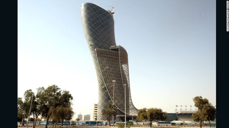 Capital Gate, Abu Dhabi, Emiratos Árabes Unidos (2011) — El curvilíneo edificio Capital Gate de 165 metros hace parte ahora del icónico horizonte de Abu Dhabi. Diseñada por los arquitectos británicos RMJM para inclinarse 18 grados al oeste —más de cuatro veces el ángulo de la torre de Pisa— esta torre es reconocida como “la torre más avanzada hecha por el hombre” según los Guinness World Records.