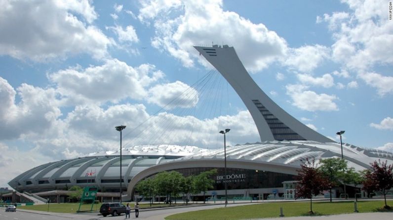 Estadio Olímpico de Montreal, Québec, Canadá (1976) — Construido para los Juegos Olímpicos de Verano de 1976, la torre de 165 metros que se eleva en la parte más alta del Estadio Olímpico de Montreal tiene una inclinación intencional de 45 grados. Diseñada por el arquitecto francés Roger Taillibert, es la torre inclinada más alta del mundo hecha por el hombre, según los Guinness World Records.