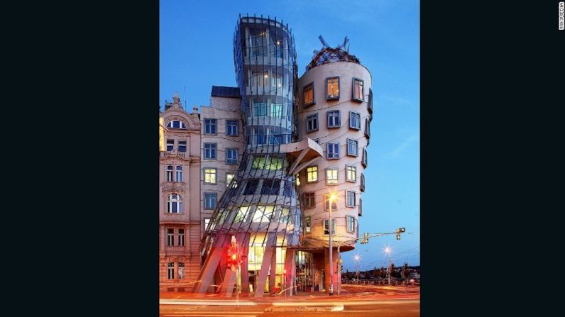 Dancing House, Praga, República Checa (1996) — El fantástico edificio Nationale-Nederlanden de Praga — o “Fred and Ginger” como es coloquialmente conocido— fue diseñada por el arquitecto estadounidense Frank Gehry para tener una inclinación intencional.