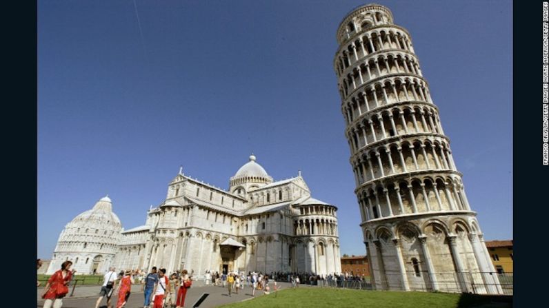 Torre de Pisa, Italia (1399) — Posiblemente una de las estructuras inclinadas más famosas del mundo, le Torre de Pisa, un monumento nombrado como Patrimonio Mundial de la UNESCO, fue diseñada para ser vertical, pero empezó a inclinarse durante su construcción que inició en el año 1173. Entre 1990 y 2001, debido a temores de un colapso inminente, la torre fue estabilizada a 4,95 grados de inclinación, según John Burland, un ingeniero británico que se acredita por haber elaborado la solución final que salvó el edificio.