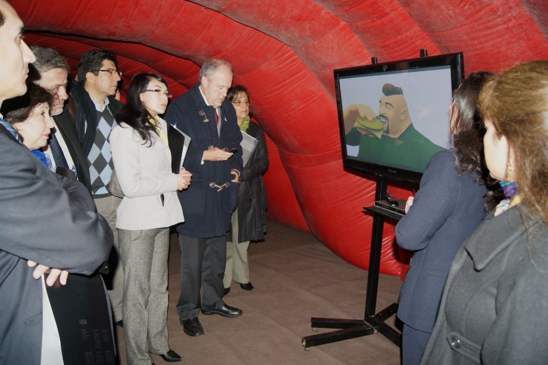 Así se vio el colon gigante interactivo en Chile.