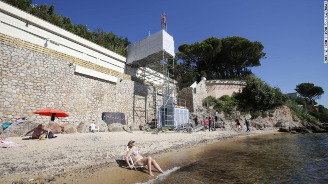 Así fue la instalación del ascensor del rey de Arabia Saudita en una playa de Vallauris, sureste de Francia, el 3 de agosto del 2015.