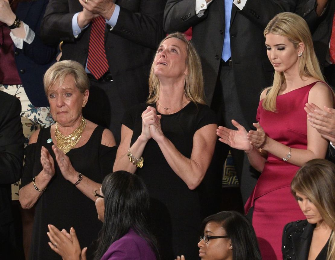 Carryn Owens, esposa del marin William “Ryan” Owens, durante el discurso de Trump en el Congreso el 28 de febrero de 2017.