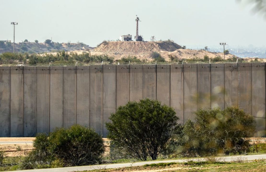 Una foto tomada desde la frontera suroriental entre Israel y la Franja de Gaza el 7 de febrero del 2017 muestra un puesto de Hamas (al fondo) detrás del muro de separación construido por Israel.