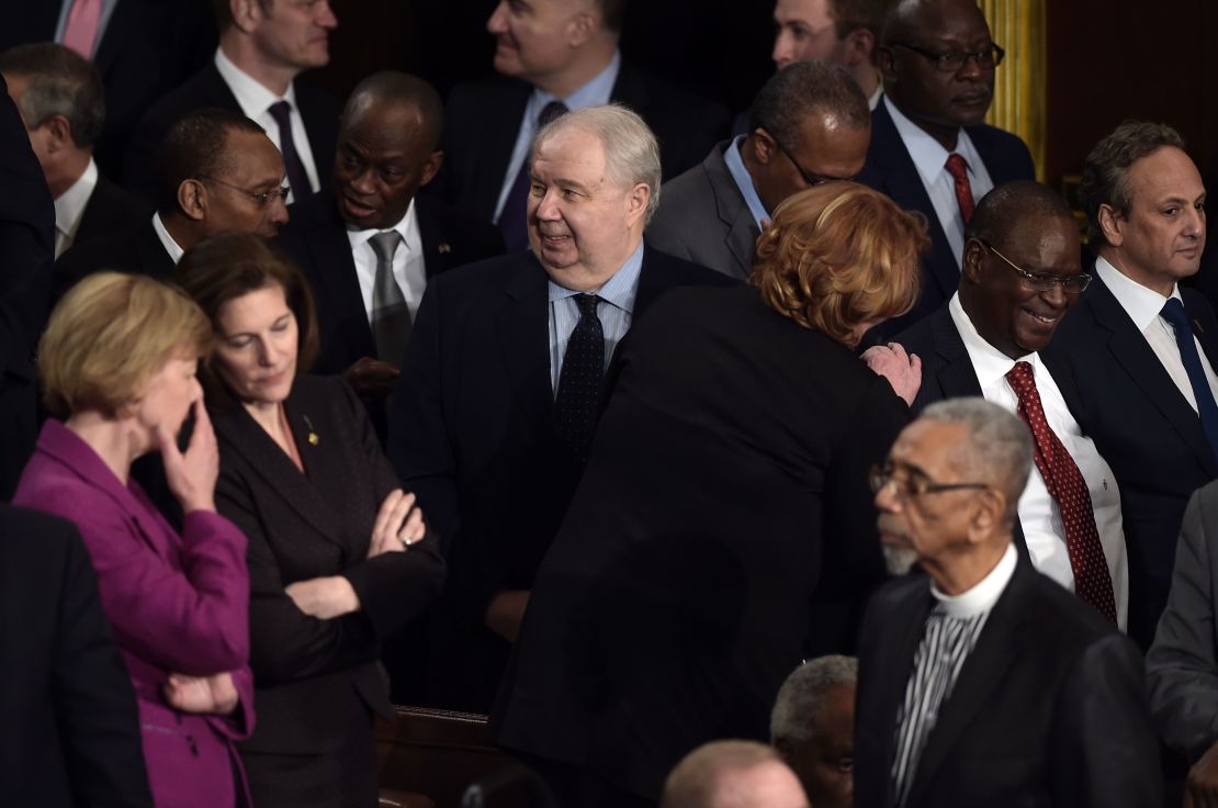 Sergey Kislyak (c), embajador ruso en Estados Unidos, al llegar al discurso de Trump ante el Congreso.