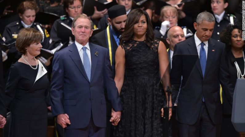 Los Bush y los Obama se toman de la mano durante la canción "The Battle Hymn of the Republic”, en una ceremonia conmemorativa interreligiosa para las víctimas del tiroteo en la Policía de Dallas, el 12 de julio de 2016.