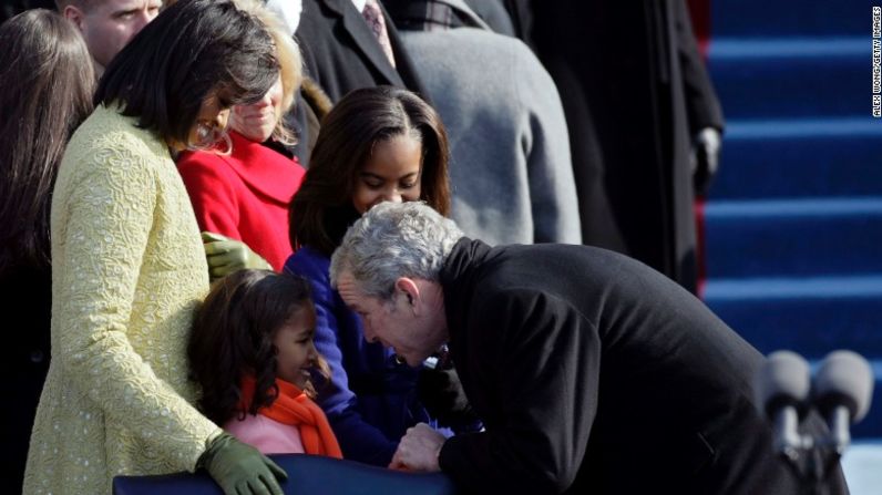 El presidente George W. Bush saluda a Sasha Obama durante la toma de posesión de Barack Obama, el 20 de enero de 2009 en Washington.