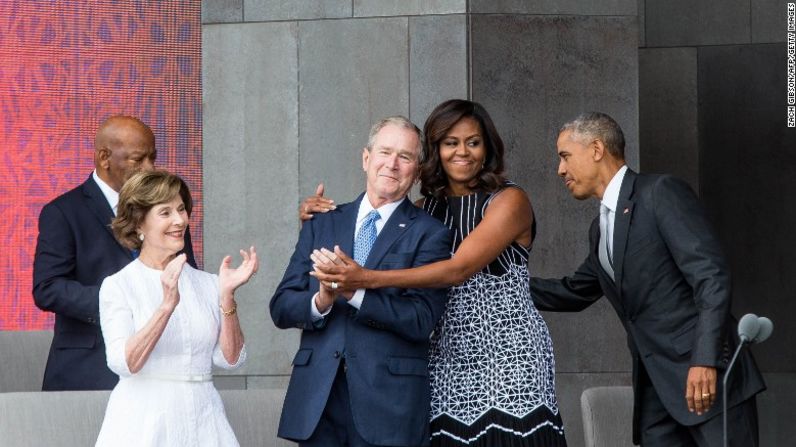 La exprimera dama Laura Bush, el expresidente George W. Bush, la primera dama Michelle Obama y el presidente Barack Obama asisten a la ceremonia de inauguración del Museo Nacional Smithsonian de Historia y Cultura Afroamericana, el 24 de septiembre de 2016 en Washington.