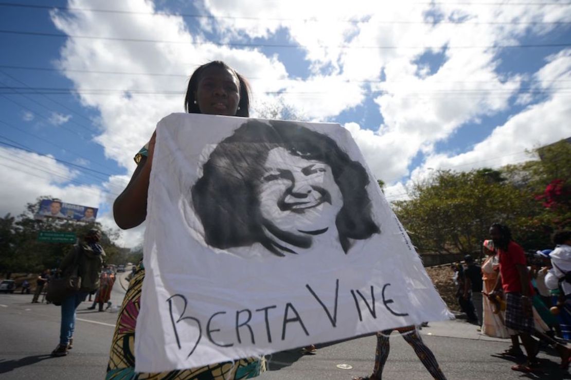 Activistas en una protesta para demandar justicia por el asesinato de Berta Cáceres, en Tegucigalpa