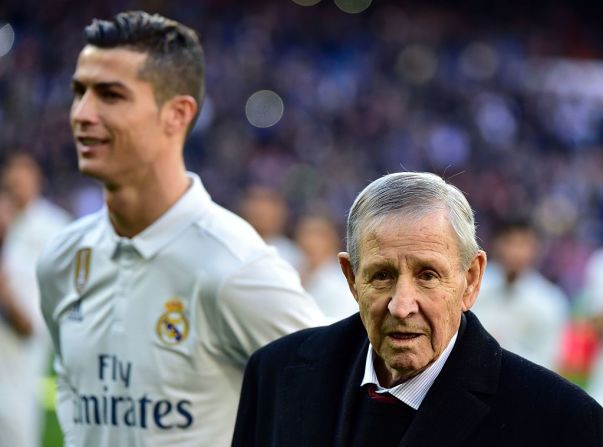 La leyenda del fútbol Raymond Kopa, quien en la imagen aparece junto al jugador Cristiano Ronaldo, murió el pasado 3 de marzo a los 85 años. Según reportó la FIFA, Kopa falleció tras una larga enfermedad.