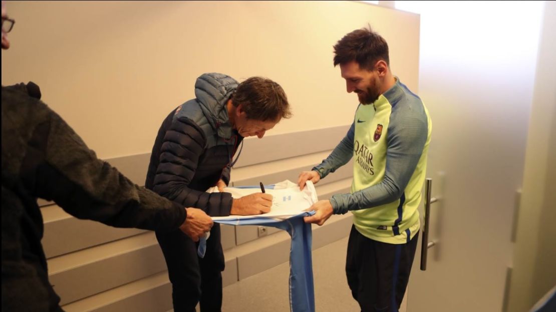 Santiago Lange le firma el autógrafo a Lionel Messi en la sede de entrenamientos del Barcelona.