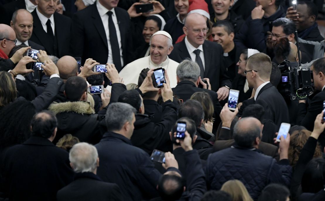 Imagen del 22 de diciembre del 2016 en la que se ve al papa Francisco en una reunión con trabajadores en el salón Pablo VI de El Vaticano, en la que le toman videos y fotos... con celulares.