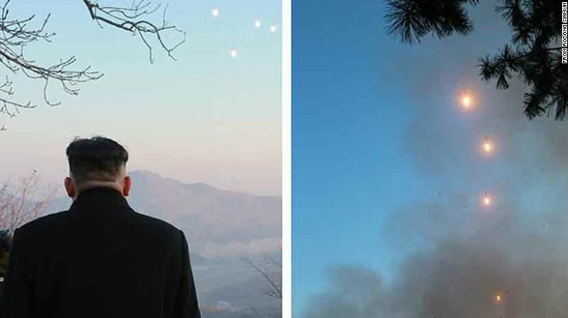 El líder norcoreano Kim Jong-un se ve aparentemente observando el lanzamiento de los misiles según reportes del medio estatal.