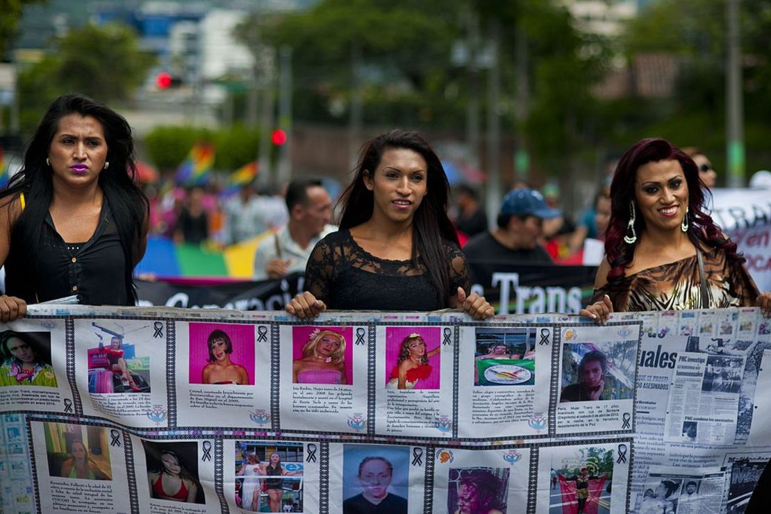 Imagen de archivo. Activistas de los derechos LGBT participan en una marcha en el Día Internacional contra la Homofobia y la Transfobia en San Salvador, en mayo de 2014.