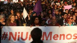 Cientos de personas protestaron contra la violencia contra las mujeres en una movilización en Santiago de Chile el 19 de octubre de 2016 con el lema “Ni una menos”.