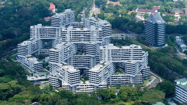 The Interlace (2007-13) por OMA y Ole Scheeren en Singapur – En su nuevo libro, “Building Community: New Apartment Architecture” (Construyendo comunidad: nueva arquitectura de apartamentos), Michel Webb examina 30 de los edificios de apartamentos más atractivos del mundo.The Interlace consta de 31 bloques idénticos de seis pisos ubicados uno encima del otro. En los espacios que quedan entre ellos hay ocho patios y una piscina de tamaño olímpico, creando así. una micro comunidad fuera del centro de la ciudad.“Queríamos generar unión, no aislamiento; un retorno a la época en que Singapur era un pueblo de pequeños edificios estrechamente unidos”, dice Ole Scheeren en el libro.