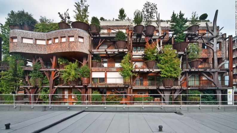 25 Verde (2007-13) por Luciano Pia en Turín, Italia – Las vigas de acero sostienen las terrazas cubiertas de árboles alrededor de los apartamentos sostenibles de Luciano Pia. Los más de 150 árboles –que se cuentan con irrigación de agua de lluvia– reducen la contaminación ambiental al absorber dióxido de carbono, proporcionar sombra y cubrir el ruido para los residentes.