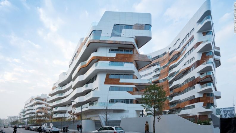 CityLife (2004-14) por Arquitectos Zaha Hadid Architects en Milán, Italia – El complejo CityLife de Arquitectos Zaha Hadid (ZHA) consta de siete edificios de apartamentos curvilíneos diseñados por la firma, junto con un parque y tres edificios de oficinas diseñados por Hadid, Daniel Libeskind y Arata Isozaki.En el libro, el arquitecto del proyecto, Maurizio Meossi, explica que ZHA "jugó con la orientación y las fachadas para maximizar la transparencia de la cara externa, así como para sacar luz y vista en las áreas de vivienda y lograr una sensación de intimidad dentro del patio interior".Ocultar leyenda