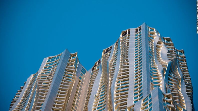 8 Spruce Street (2003-11) por Gehry Partners en Nueva York – Paul Goldberger, crítico de arquitectura la revista The New Yorker, escribió que el rascacielos ondulado de Frank Gehry era "una de las torres más hermosas en el centro y la primera gran casa de apartamentos de Nueva York, de la que valdrá la pena hablar durante más de una generación”. La reseña data de 2011, cuando el edificio se inauguró.