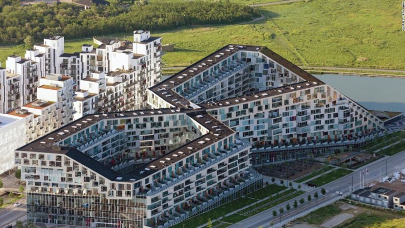 8 House (2007-11) por Bjarke Ingels Group (BIG) en Copenhagen, Dinamarca – Este complejo multiusos, el tercer proyecto residencial del arquitecto Bjarke Ingels, obtiene su nombre de la inusual figura que tiene en forma de ocho. Las tiendas y los patios ubicados al nivel del suelo están abiertos al público para fomentar la interacción social y promover comunidad.