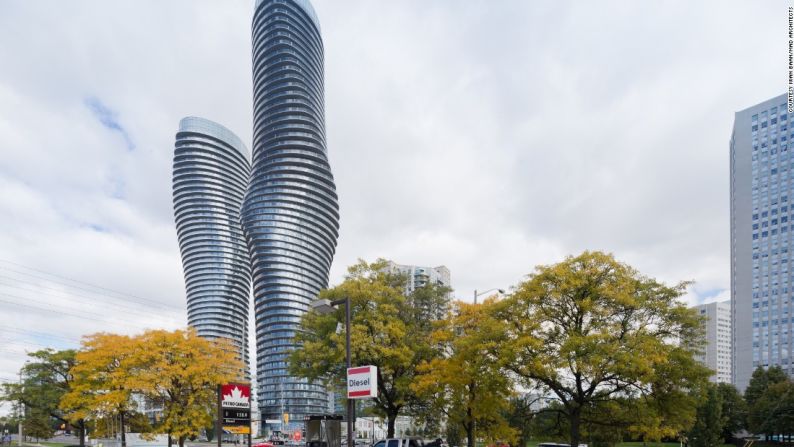 Absolute Towers (2006-12) por Arquitectos MAD en Mississauga, Canadá – Inicialmente, Ma Yansong fue encargado de diseñar sólo una torre para el suburbio de Toronto, pero cuando todos los 400 apartamentos se vendieron en un día, los constructores le solicitaron un segundo edificio. Gracias a su forma curva, el par de construcciones se conocen popularmente como las torres de Marilyn Monroe.