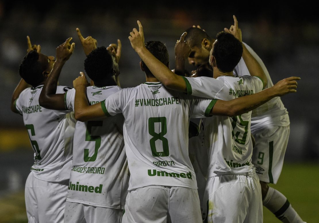 Los jugadores del Chapecoense celebran tras su primer gol contra el Zulia en el partido por el grupo 7 de la Copa Libertadores en Maracaibo (Venezuela).