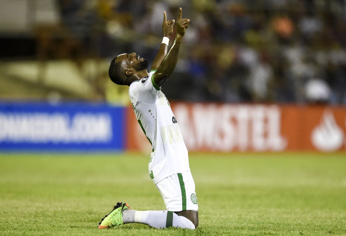 Luiz Antônio celebra tras anotarle su segundo gol al Zulia.