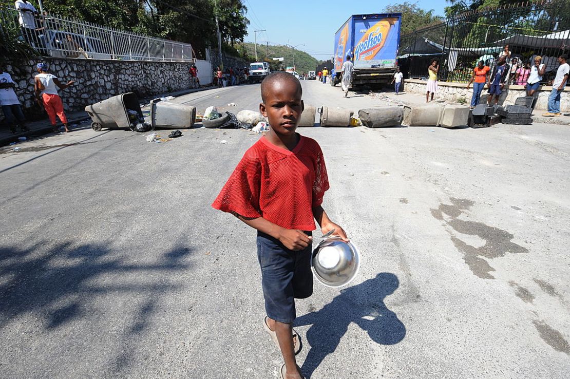 Un niño protesta en contra del hambre en Puerto Príncipe (Haití), tras el devastador terremoto del 2010 que se calcula mató a 220.000 personas y dejó a casi 1 millón de haitianos sin hogar.