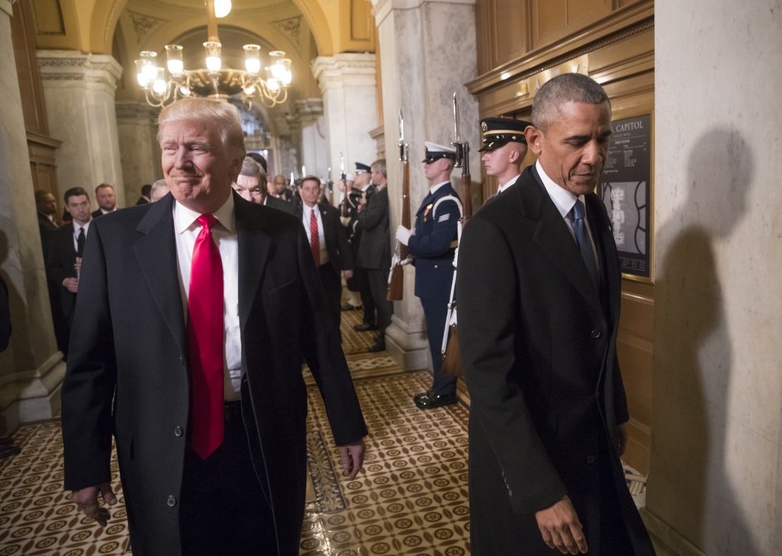 Donald Trump y Obama durante la ceremonia de posesión en el Congreso en Washington.