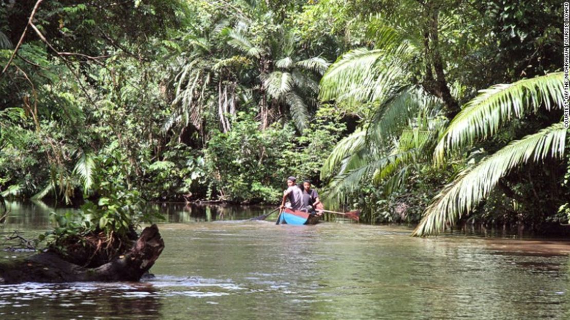 Para llegar a varias islas del Lago de Nicaragua el único transporte posible es el de las canoas de los lugareños.