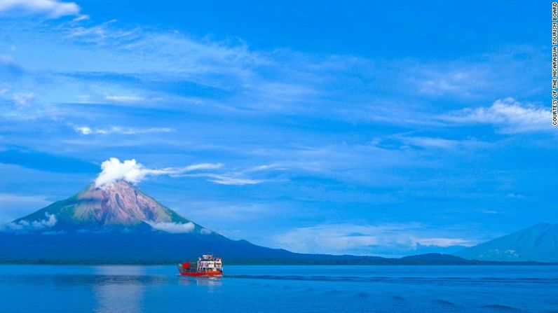 El Lago de Nicaragua es el lago de agua dulce más grande de Centroamérica y ofrece un espectáculo natural en el que los volcanes son los protagonistas. Varios ambientalistas temen que el calentamiento global y el aumento de las sequías, cada vez más intensas en Centroamérica, disminuyan su nivel de agua y perjudiquen a las comunidades que lo rodean. Nicaragua también está entre los países menos preparados para enfrentar el cambio climático en América.