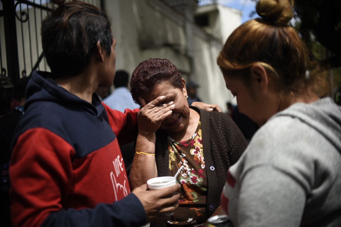 Familiares de víctimas de la tragedia en el Hogar Seguro Virgen de la Asunción se lamentan a las afueras de una morgue en Ciudad de Guatemala el pasado 8 de marzo.