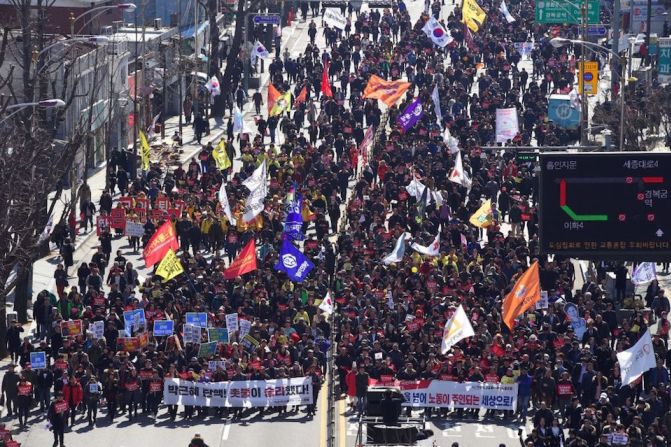 Miles de surcoreanos salieron a las calles tras la destitución de la presidenta Park Geun-hye.