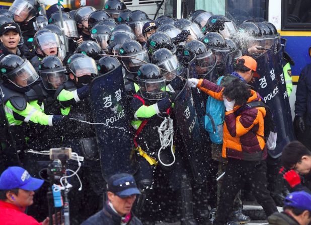 Un grupo de alrededor de 100 partidarios de Park trató de romper el cordón policial cerca de la Corte.