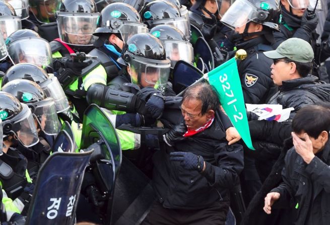 Dos manifestantes murieron durante las protestas y varios más resultaron heridos.