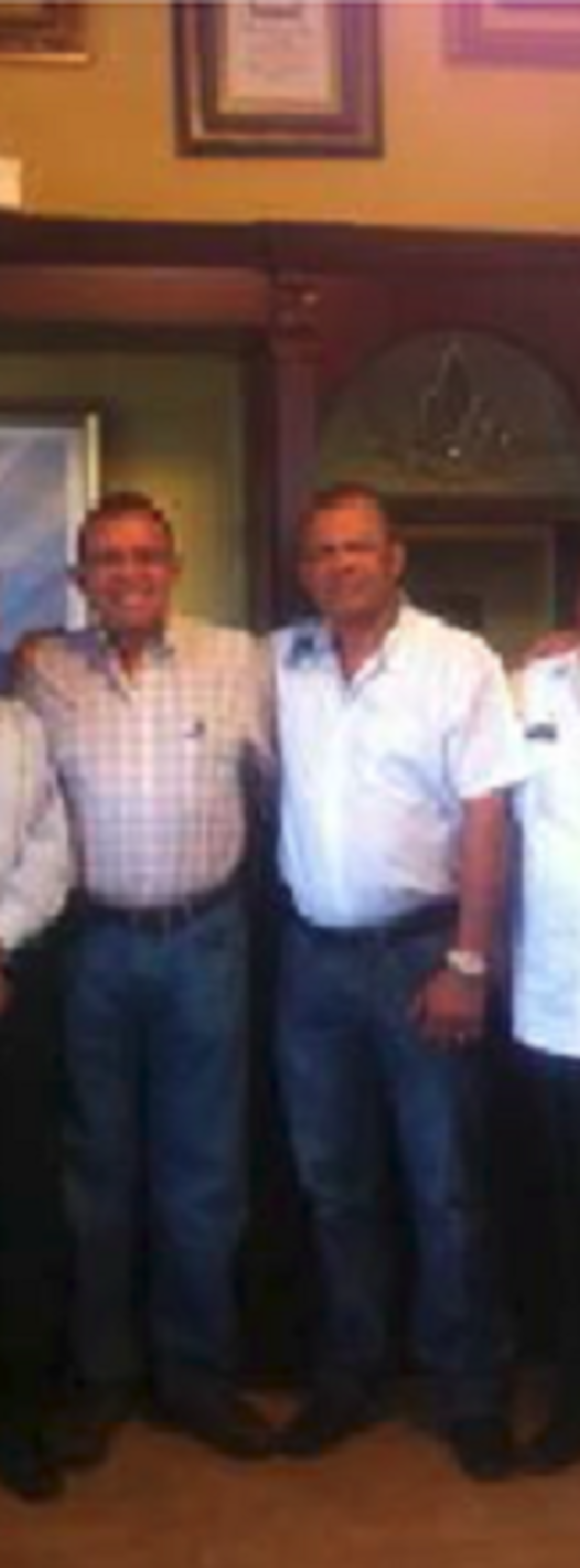 El expresidente Porfirio Lobo junto a Javier Rivera, hermano de Devis Rivera, miembro del cartel “Los Cachiros”. Foto presentada en corte por la fiscalía de Estados Unidos.