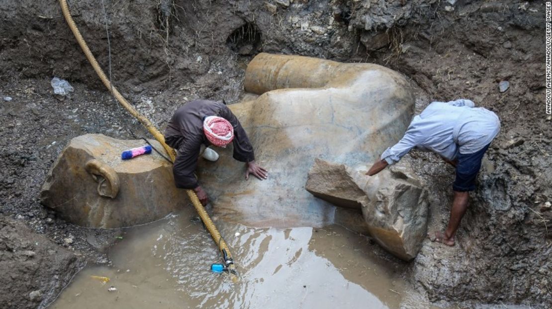 Los arqueólogos drenan el agua subterránea que se filtra en la excavación en Matariya, en El Cairo.