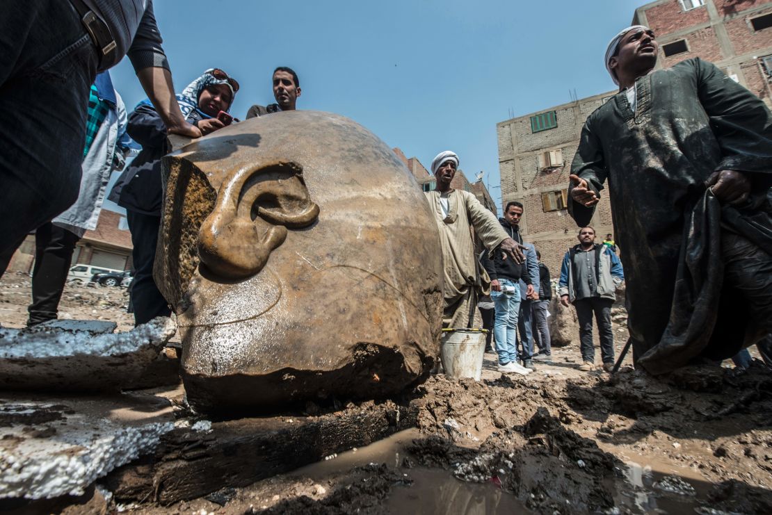 Trabajadores egipcios miran al sitio de un nuevo descubrimiento por parte de un equipo germano-egipcio en la zona de Matariya, en El Cairo.