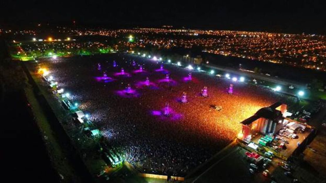 Vista desde un drone del concierto de Indio Solari en Olavarría, Argentina.