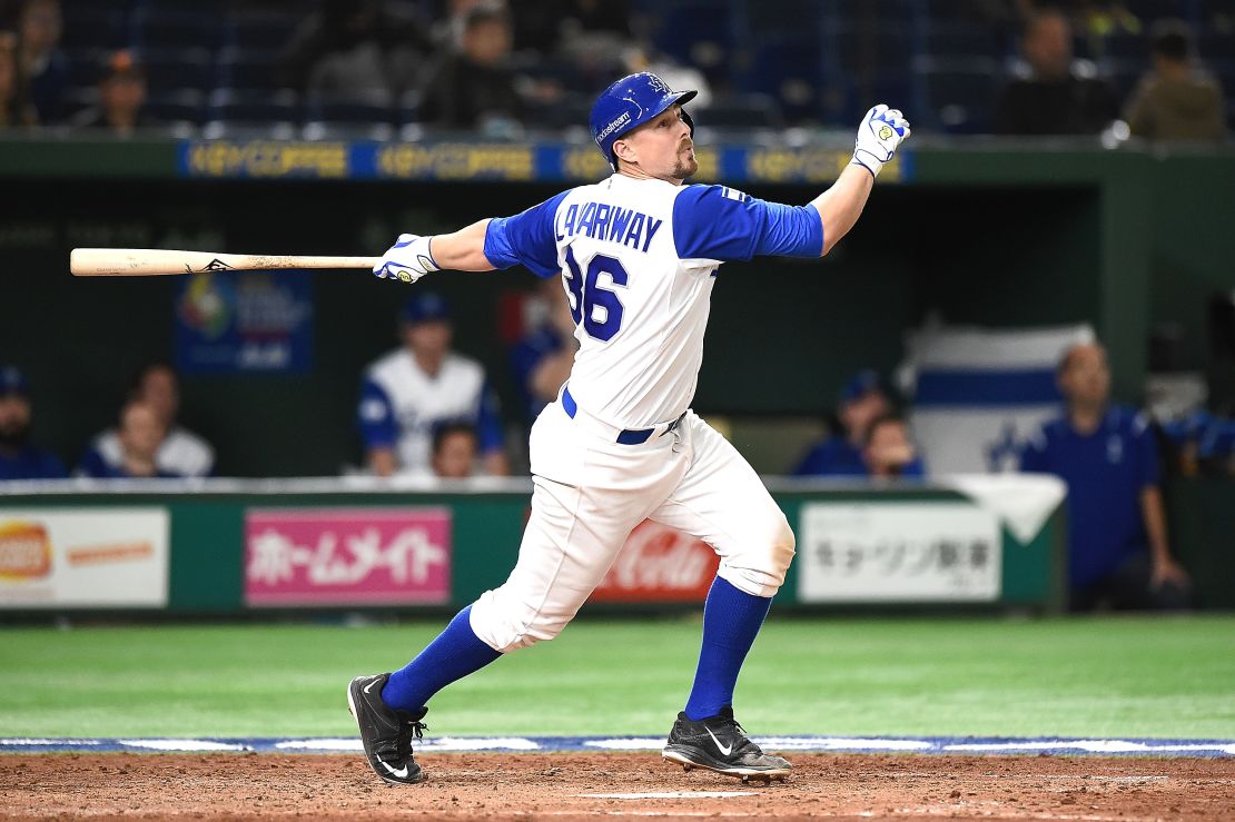 Ryan Lavarnway, de Israel, conecta un hit hacia el jardín derecho durante el partido de la serie E contra Cuba en Tokio.