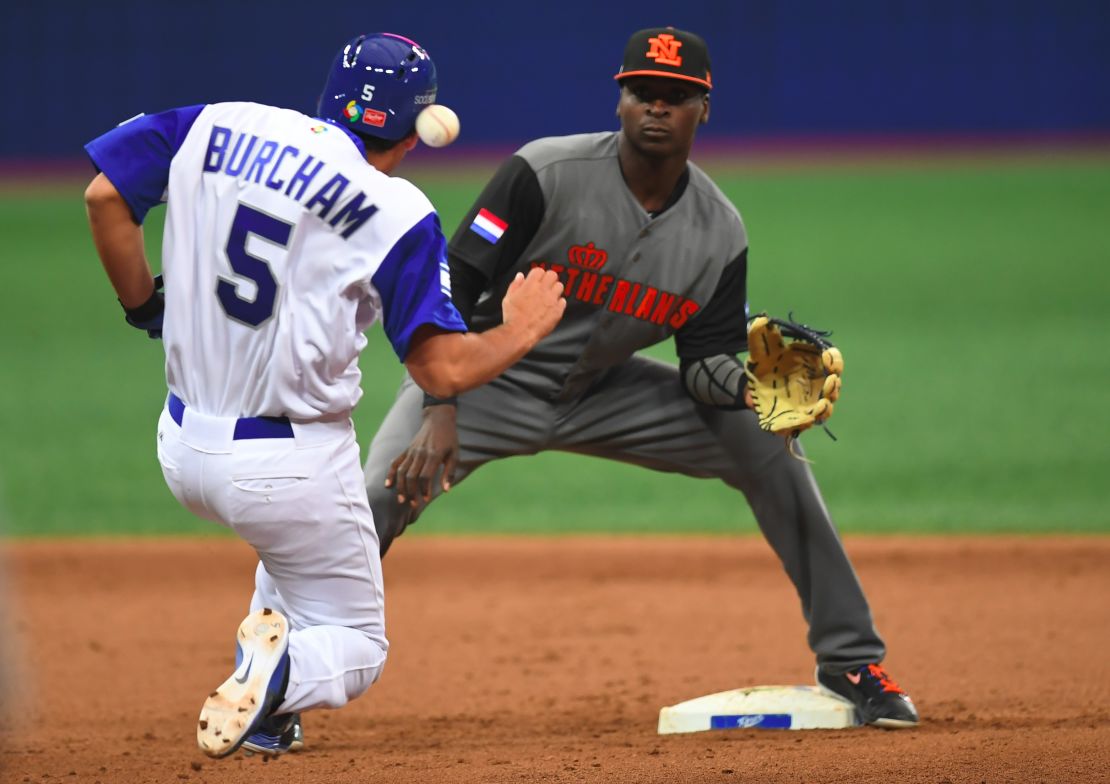 'Didi' Gregorius, de Holanda, espera ponchar a Scott Burcham, de Israel, durante el partido por primera fase en Seúl.