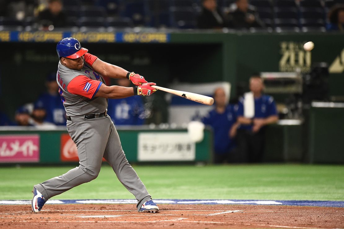 El cubano Alfredo Despaigne pega un home run durante el partido de la serie E contra Israel en Tokio.