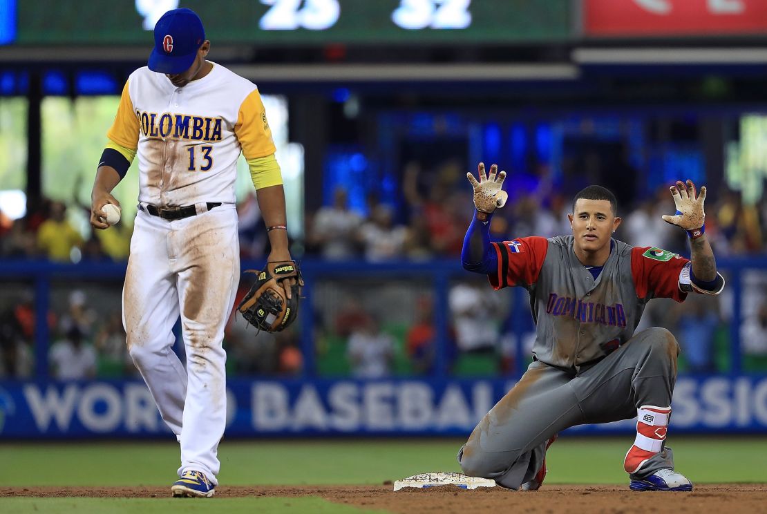 Manny Machado (d), de República Dominicana, celebra tras un doble avance ante Colombia durante el partido del grupo C en Miami.