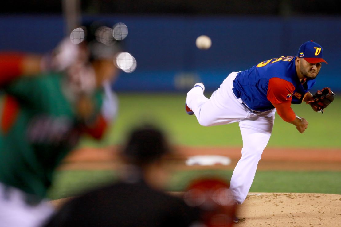 El pitcher venezolano Yusmeiro Petit lanza durante la parte baja de la primera entrada contra México en su partido del grupo D en Guadalajara (México).