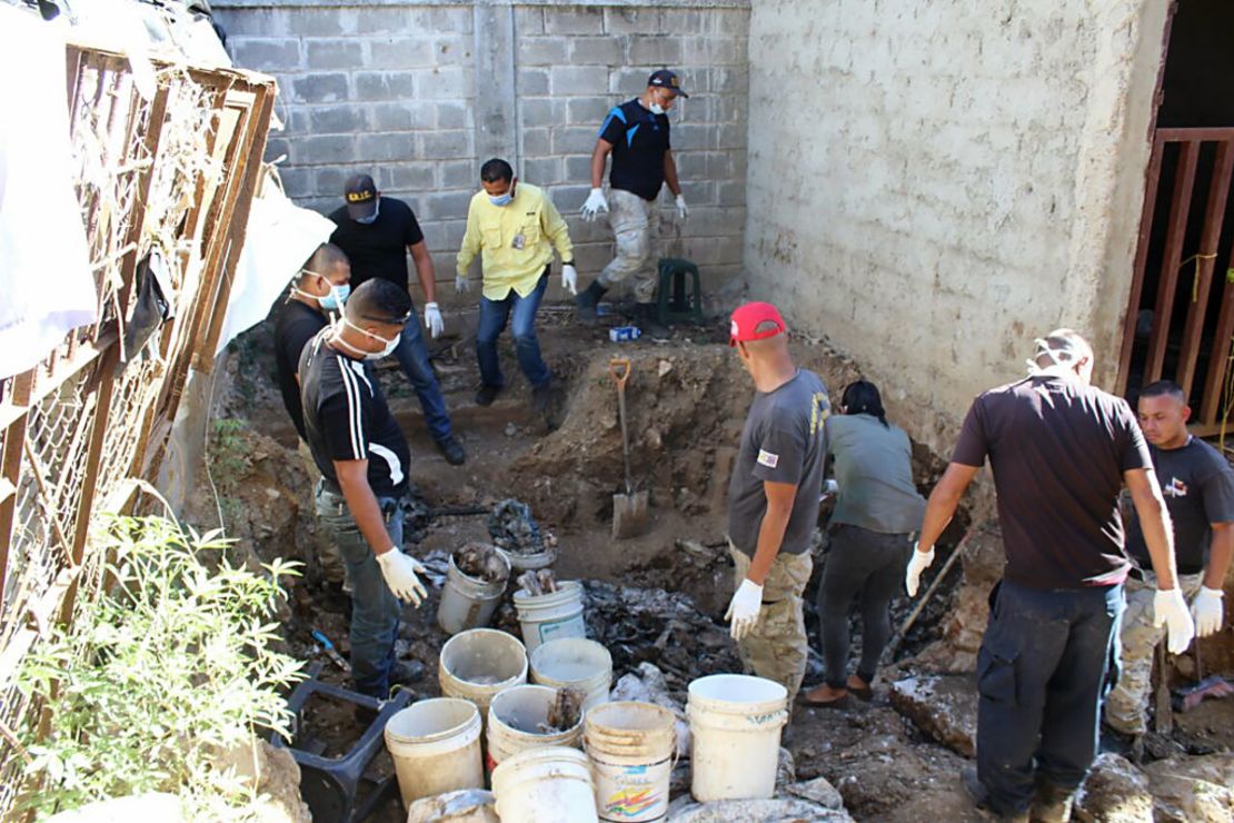 Personal forense estudia los restos descubiertos en la Penitenciaría General de Venezuela (PGV), ubicada en San Juan de Los Morros, estado Guárico.