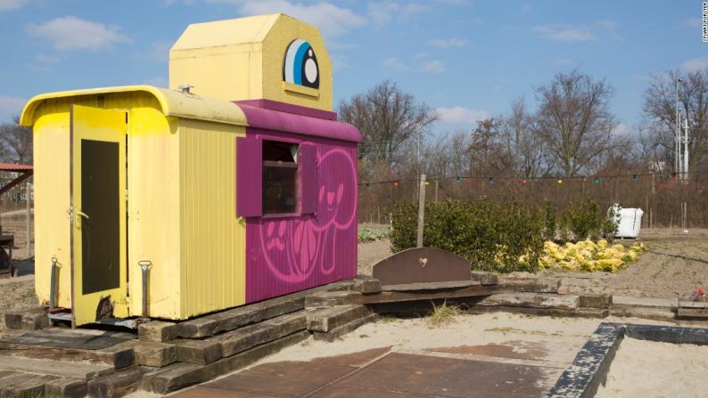 Vegetales sembrados en la ciudad — Uit Je Eigen Stad es una granja urbana regenerada de un antiguo muelle en un suburbio de la ciudad. Los productos cosechados en la granja se consumen en la ciudad.