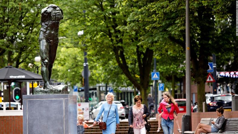 Arte internacional en las calles — Después de ser presentado para su exhibición en Wuppertal, Alemania, “L’homme qui marche” (El hombre que camina) de Auguste Rodin, una escultura sin brazos ni cabeza, regresó a las calles de Rotterdam en marzo de 2017.